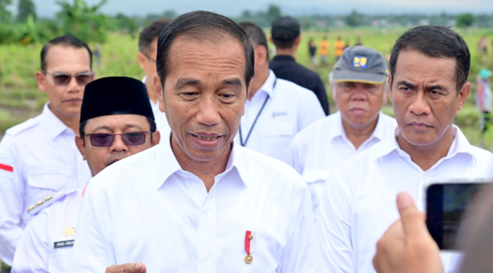 Ket foto: Presiden Joko Widodo menyampaikan keterangan pers usai meninjau program pompanisasi di Desa Layoa, Kabupaten Bantaeng, pada Jumat, 5 Juli 2024. Foto: BPMI Setpres/Muchlis Jr.